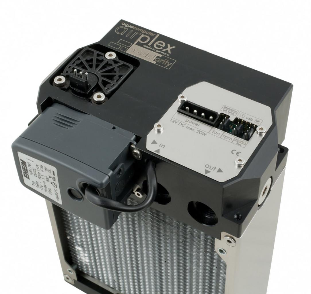 [12/06/2011] Aquacomputer Airplex Modularity System: Das Compact 600 Modul enthält nicht nur eine Eheim Compact an Stelle der D5, sondern auch einen Durchflussmesser, Temperatursensor und Lüftersteuerung.