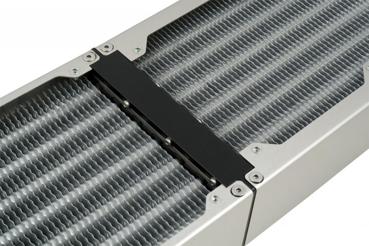 [12/06/2011] Aquacomputer Airplex Modularity System: Der Verlängerungsblock im Einsatz.