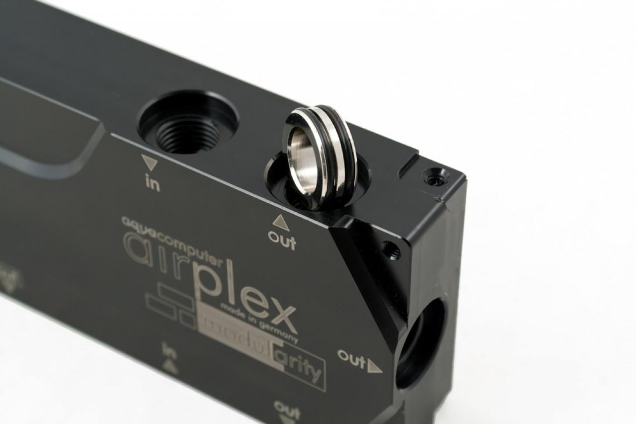 [12/06/2011] Aquacomputer Airplex Modularity System: Die Kopplungsstücke ermöglichen in Kombination den POM-Blöcken die dichte Verbindung zweier Radiatoren ohne Schraubanschlüsse und Schläuche.