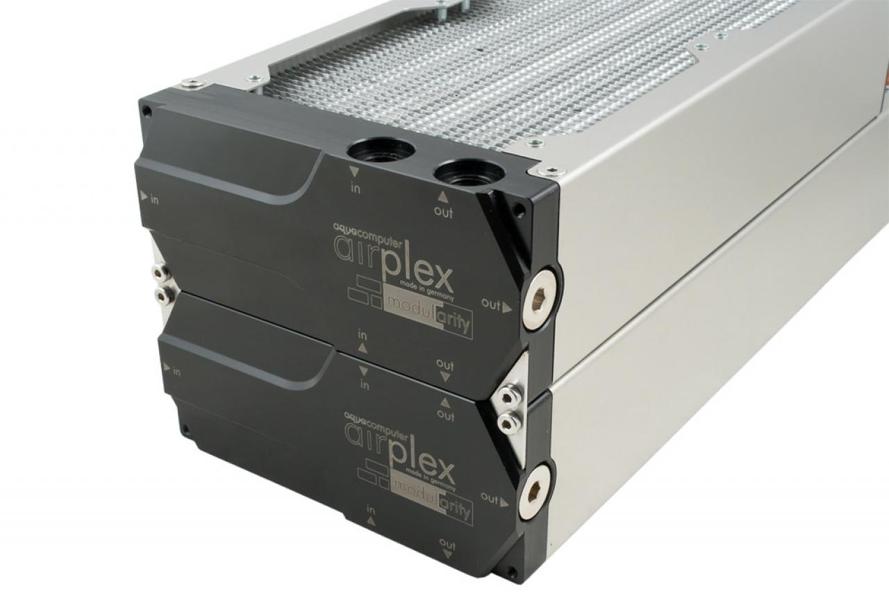 [12/06/2011] Aquacomputer Airplex Modularity System: Da die Verbindung zwischen zwei Radiatoren nur gesteckt wird, ist zwischen ihnen kein Abstand nötig.