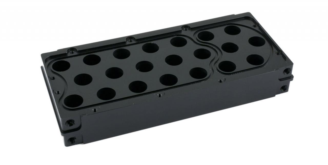 [12/06/2011] Aquacomputer Airplex Modularity System: Dieser Spezialblock ermöglicht es, zwei Radiatoren auch an den Stirnseiten zu verbinden - für den Fall, das 6 x 140 einfach nicht lang genug ist. Gut zu sehen: Die asymetrische Aufteilung für den Betrieb mit zwei Kreisläufen in einem Radiator.