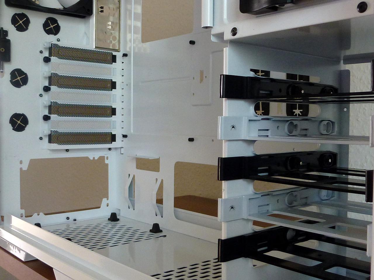 [17/06/2011] Pfui Spinne: Casemod mit vielen Krabbeltieren (15)