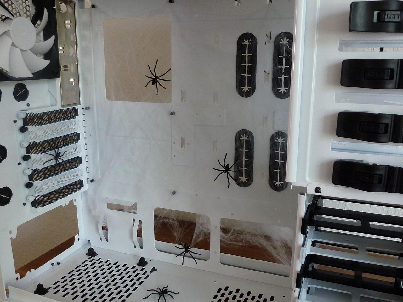 [17/06/2011] Pfui Spinne: Casemod mit vielen Krabbeltieren (16)