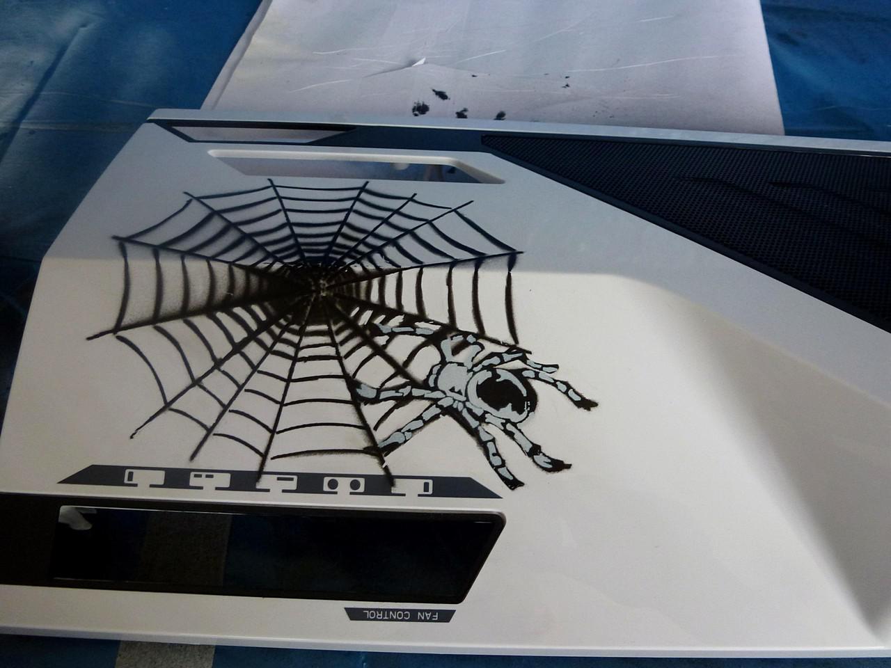 [17/06/2011] Pfui Spinne: Casemod mit vielen Krabbeltieren (34)