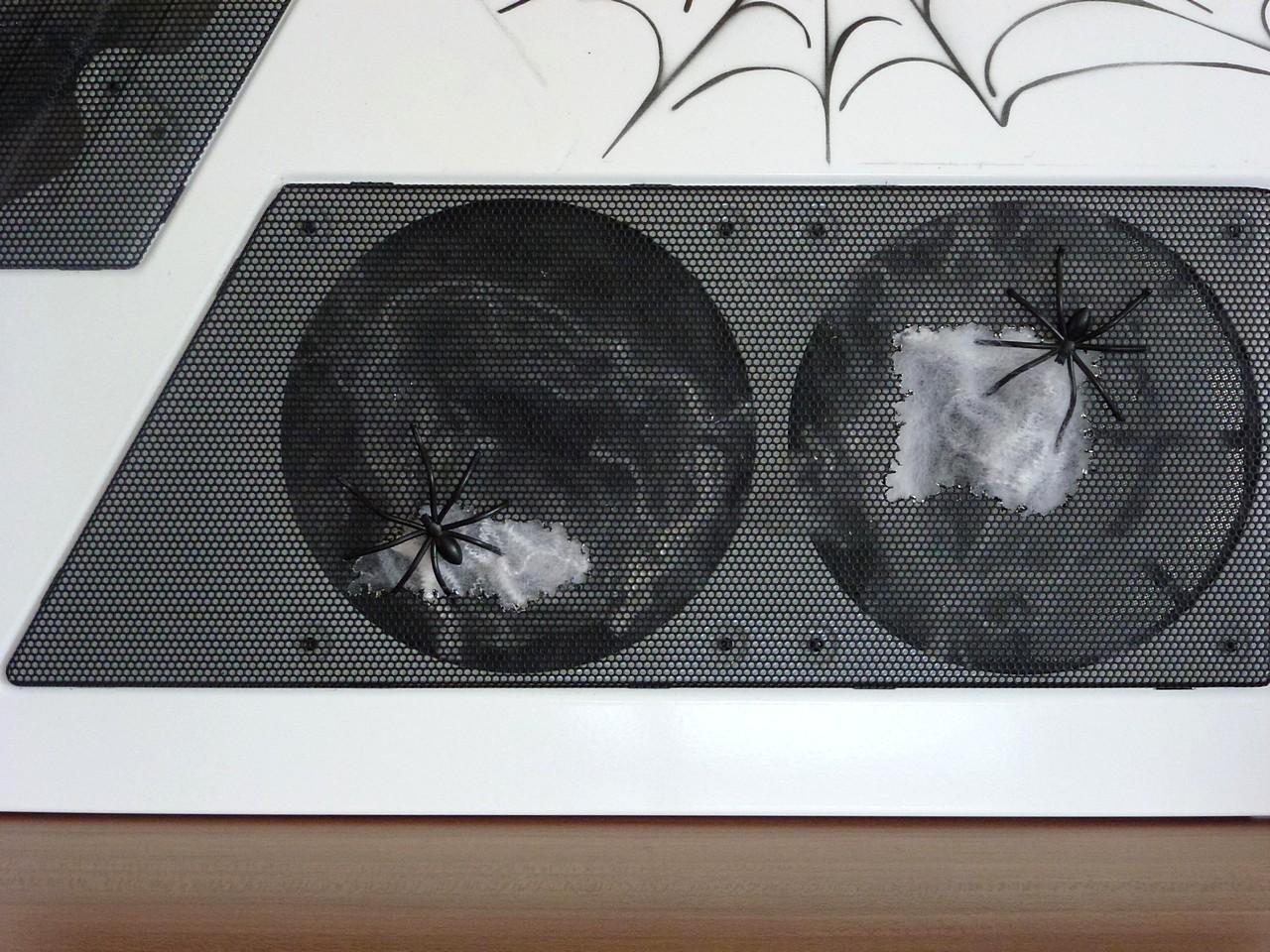[17/06/2011] Pfui Spinne: Casemod mit vielen Krabbeltieren (44)