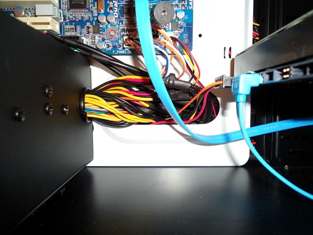 [17/06/2011] Shark: Lochblech, Sleeving und Beleuchtung von einem Casemod-Neuling (5)