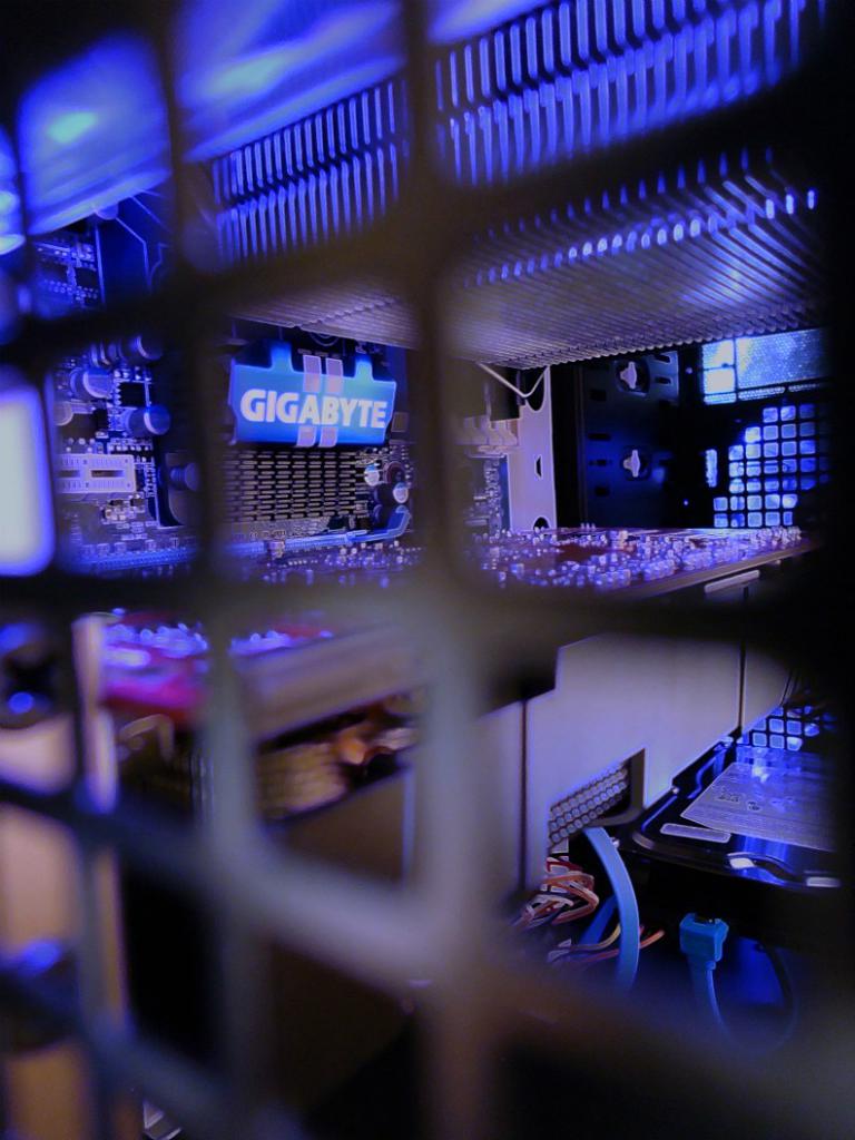 [17/06/2011] Shark: Lochblech, Sleeving und Beleuchtung von einem Casemod-Neuling (7)