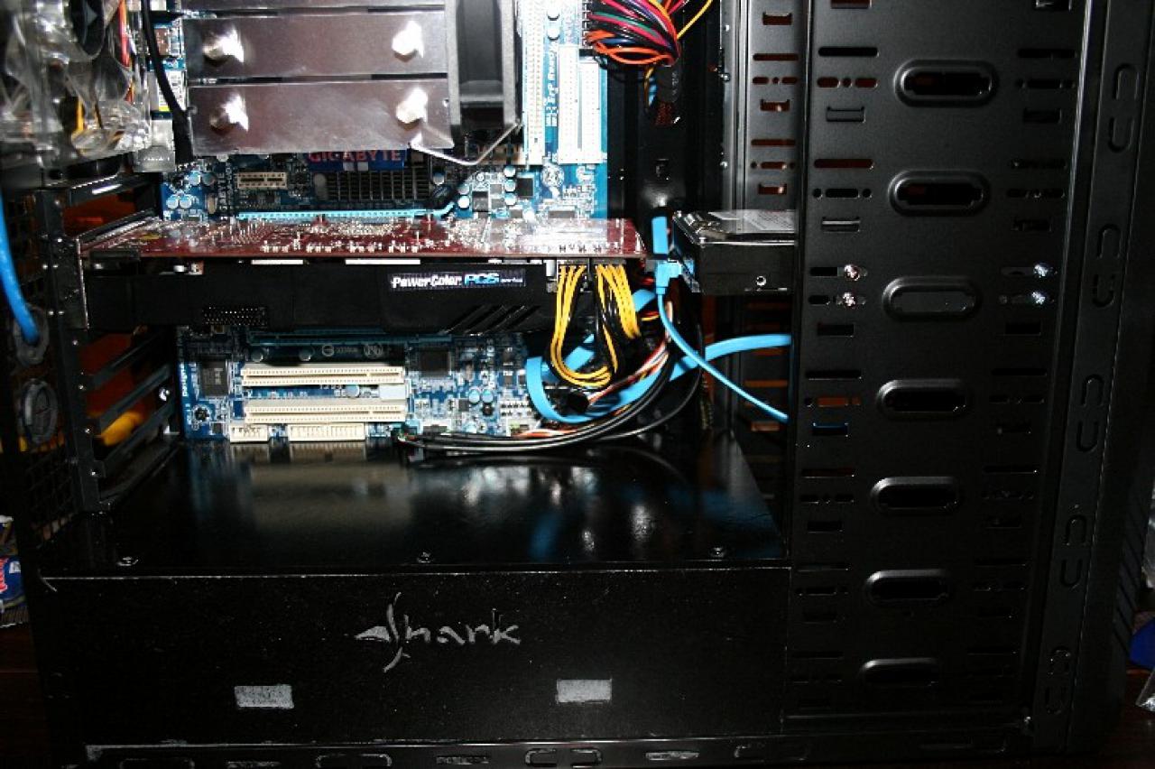 [17/06/2011] Shark: Lochblech, Sleeving und Beleuchtung von einem Casemod-Neuling (15)