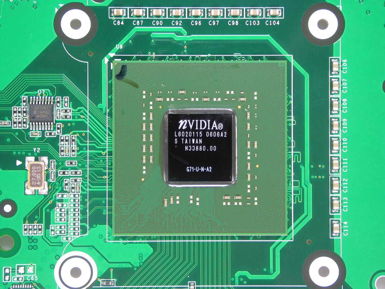 [14/07/2011] G71: Von 110 auf 90 Nanometer geht's für die Geforce 7900 GTX, welche mit 650/800 MHz sogar das starke 512er-Modell überflügelt - gegen AMDs Radeon X1900 XTX aber in Shader-lastigen Spielen aufgrund von 