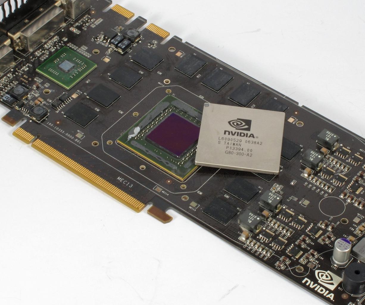 [14/07/2011] G80-A2: Mit DirectX 10, nahezu perfektem AF und brachialer Leistung wischt die Geforce 8800 GTX mit der Konkurrenz den Boden - kein Wunder bei fast 500 Quadratmillimetern und 681 Millionen Transistoren (versteckt unter dem im Bild entfernten IHS). Die Karte ist jahrelang in den Top 5, AMDs HD 2900 XT und HD 3870 keine Konkurrenz - die Kehrseite der Medaille ist der sehr hohe Stromverbrauch