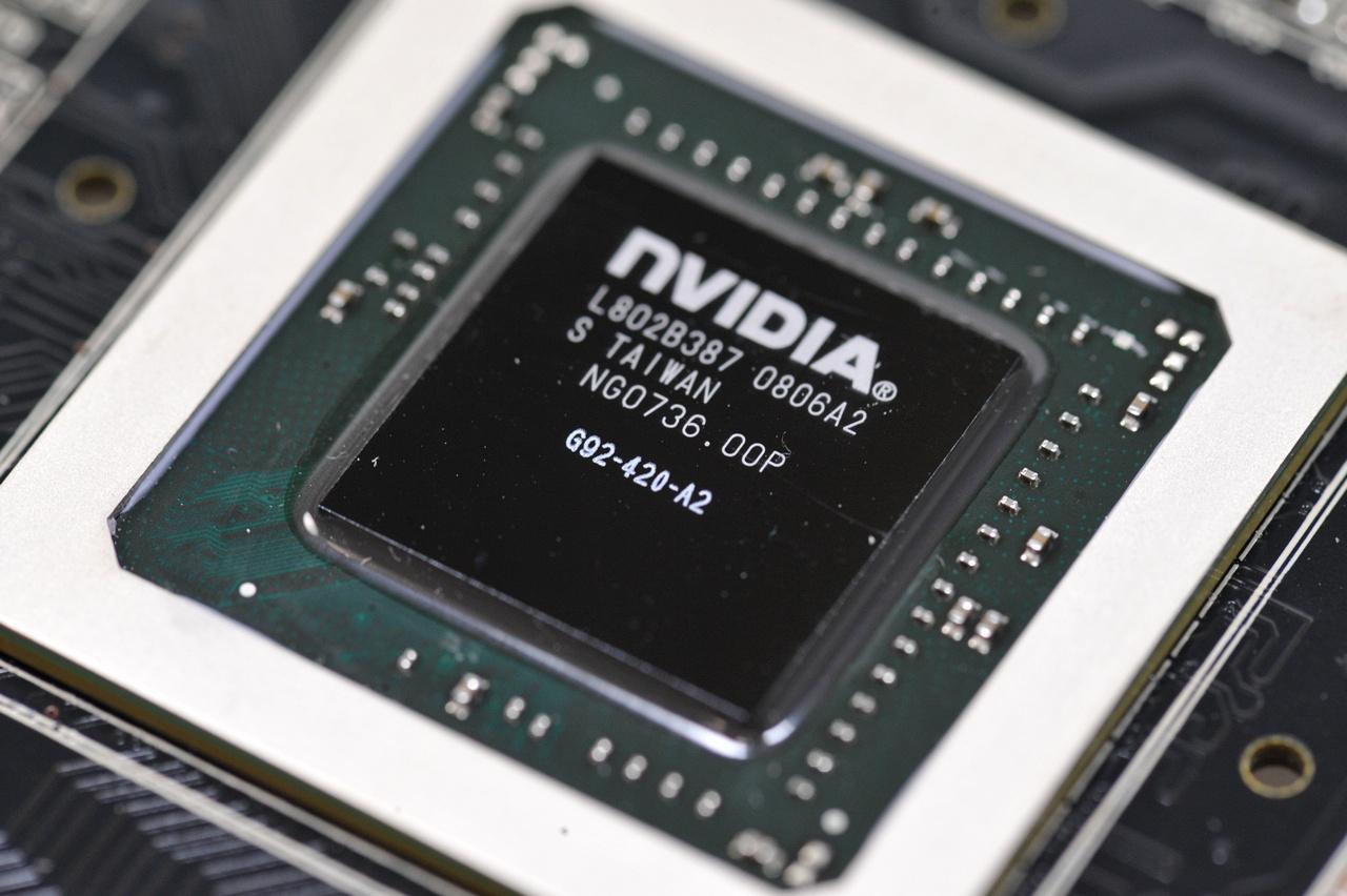 [14/07/2011] G92-420-A2: Nvidias Fehler, Karten mit dem G92 nicht gleich Geforce 9 zu nennen, rächt sich nicht nur bei der 9800 GT (eine 8800 GT mit G92b und Hybrid-SLI): Die 9800 GTX ist unter der Haube nur eine minimal flottere 8800 GTS/512 - viele User stören sich massiv am 