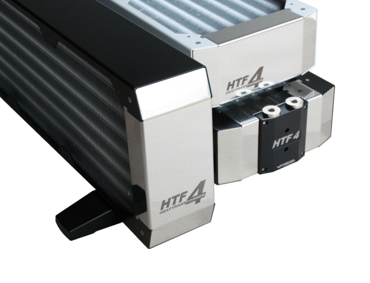 [22/07/2011] Die Logos auf den polierten Endplatten des Heat Transformer Flat 4 gibt es wahlweise für horizontale oder vertikale Aufstellung. Der Anschlussblock ermöglicht Anschlüsse oben oder unten, auch der restliche Radiator ist symmetrisch aufgebaut und kann beidseitig mit Lüftern bestückt werden.