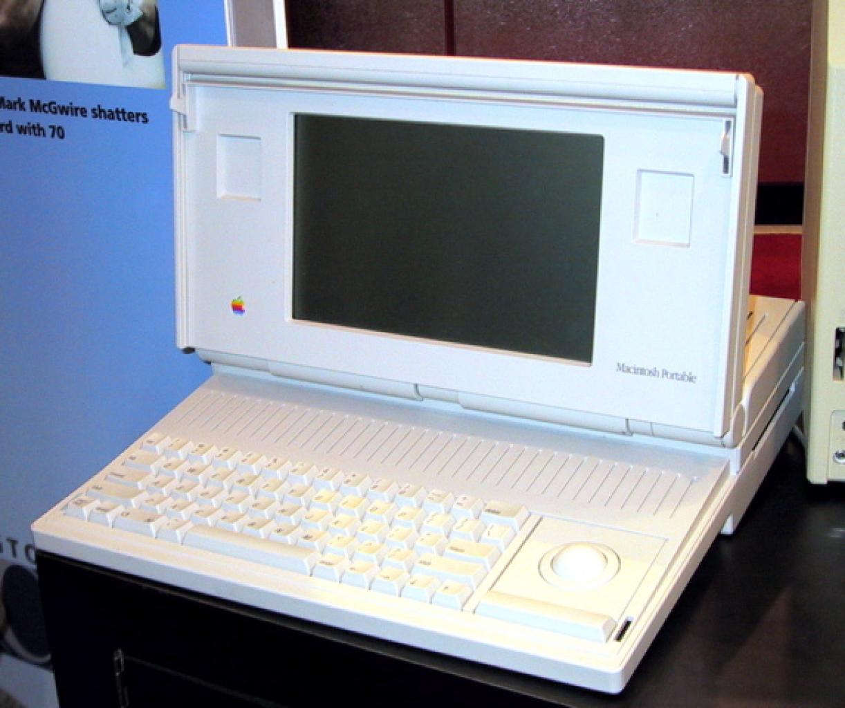 [20/07/2011] Macintosh Portable (1989) - mit einem Gewicht von über 7 Kilogramm war er nicht wirklich portabel.