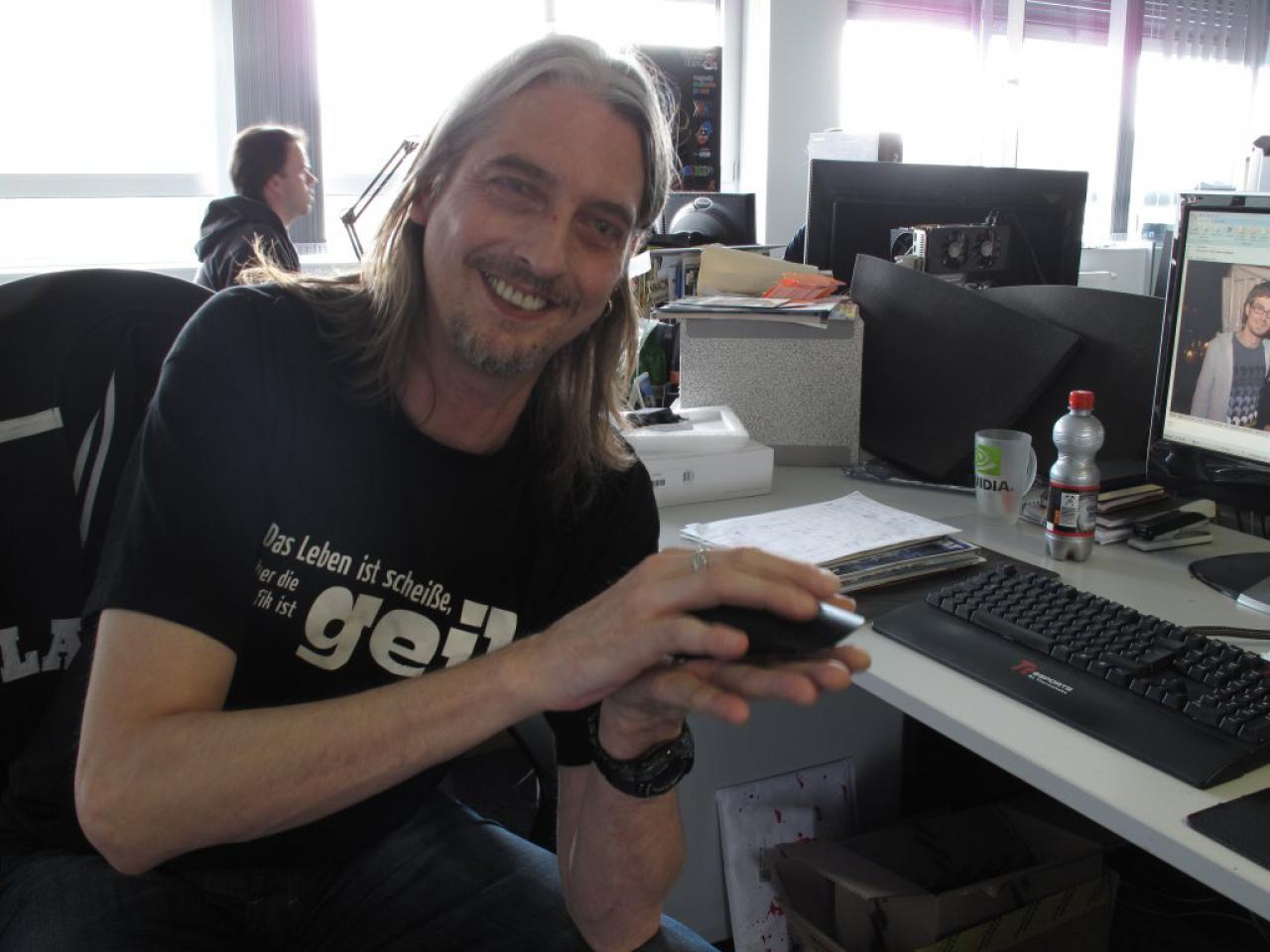[22/07/2011] Touch the future: Frank spielt mit seiner neuen Touch-Maus von Microsoft. Einen Test gibt es in der kommenden Heft-Ausgabe.