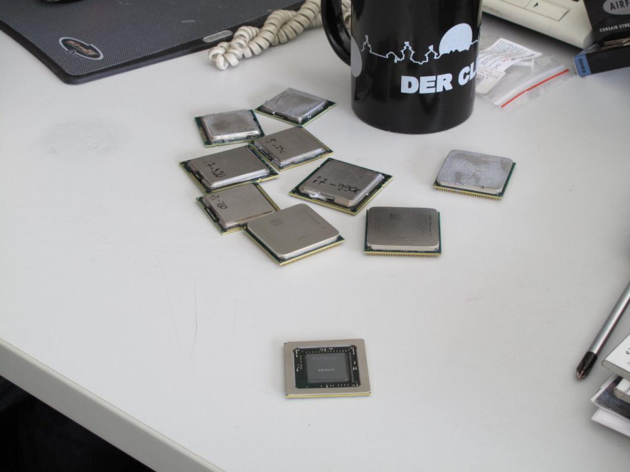 [22/07/2011] Die GPU hat die Attacke überlebt und schummelt sich unbemerkt zu einigen CPUs. Vielleicht haben wir bald die weltweite erste APU auf Basis einer Intel i7-990X-CPU?