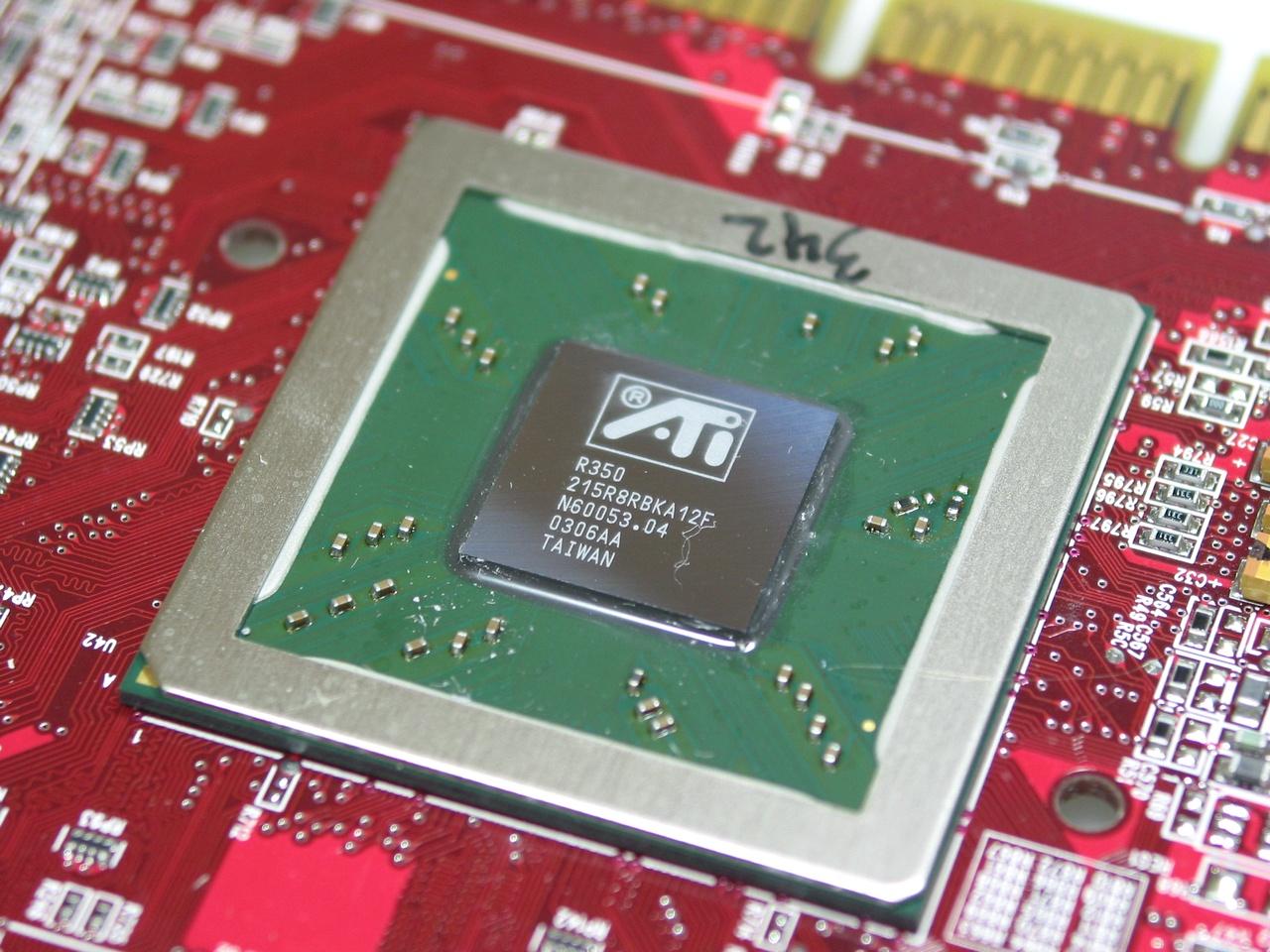 [13/07/2011] R350: Mit 380/340 statt 325/310 MHz ist die Radeon 9800 Pro zwar nur ein Takt-Update der 9700 Pro, zeigt aber Nvidias Geforce FX 5900 XT wo der Hammer hängt