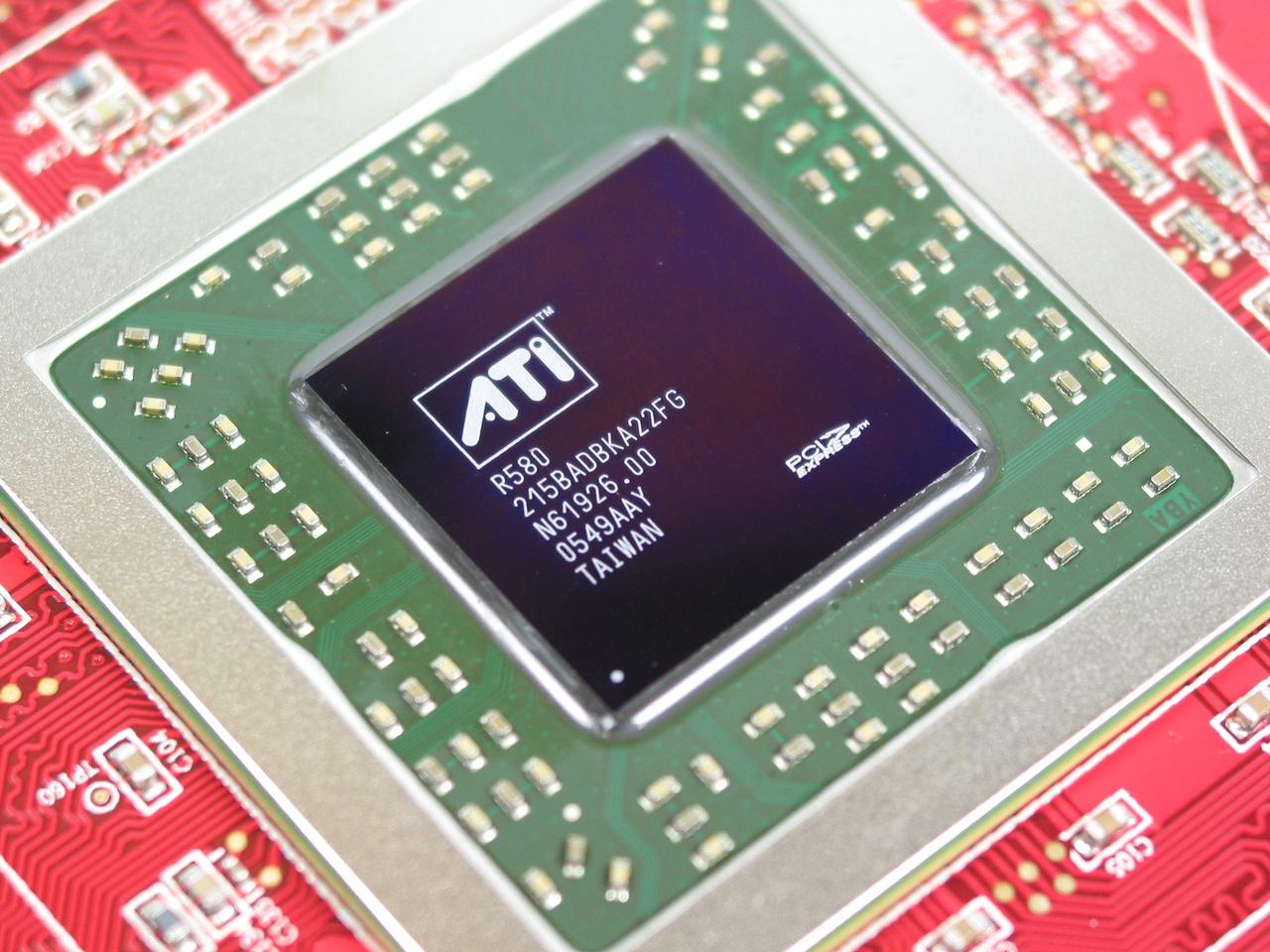 [13/07/2011] R580: Das Arithmetik-Monster findet auf der X1900 XTX Platz und liefert die dreifache Pixelshader-Power des R520. Musste sich der Vorgänger noch Nvidias extrem seltener Geforce 7800 GTX mit 512 MiByte beugen, knackt die XTX den G70