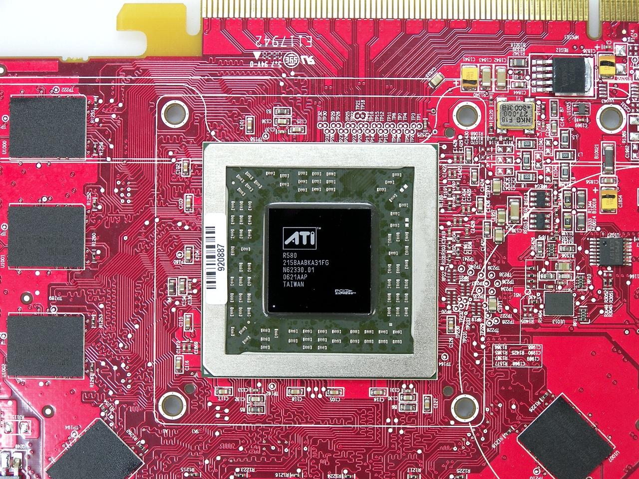 [13/07/2011] R580+: Der KO-Schlag erfolgt mit der Radeon X1950 XTX, welche zwar die gleiche Chiprechenkraft bietet, dafür aber GDDR4-Speicher nutzt - enorme 1.000 MHz sorgen für fast 30 Prozent mehr Speicherbandbreite; heutige Benchmarks sehen das DX9-Flaggschiff weit vor Nvidias Doppeldecker Geforce 7950 GX2