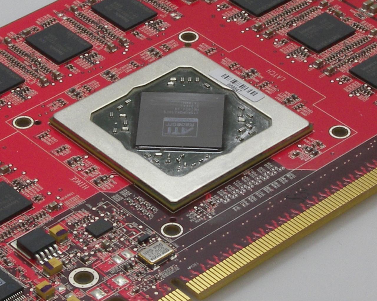[13/07/2011] R600: Ins Tal der Tränen schippert Ati, nun Teil von AMD, mit der Radeon HD 2900 XT: Der extreme Stromverbrauch bei enttäuschender Leistung (vor allem mit Kantenglättung) und zu großzügig bemessenem Speicherinterface machen den monströsen Chip zu einem Reinfall; die über 30 Zentimeter lange GDDR4-Version ist ein Sammlerstück - der Autor dieser Zeilen besitzt ein solches Exemplar