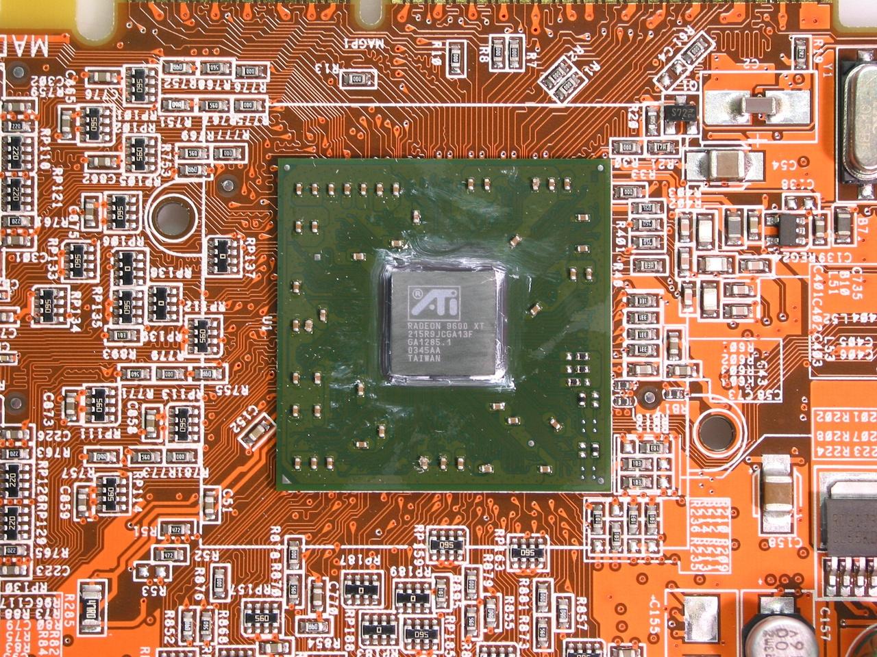 [13/07/2011] RV350: Die Radeon 9600 Pro/XT halten zwar nicht mit der 9500 Pro mit, dafür waren sie in Shader-2.0-Titeln wie Half-Life 2 oder Far Cry auf Augenhöhe mit den Highend-Modellen auf Nvidias FX-Serie