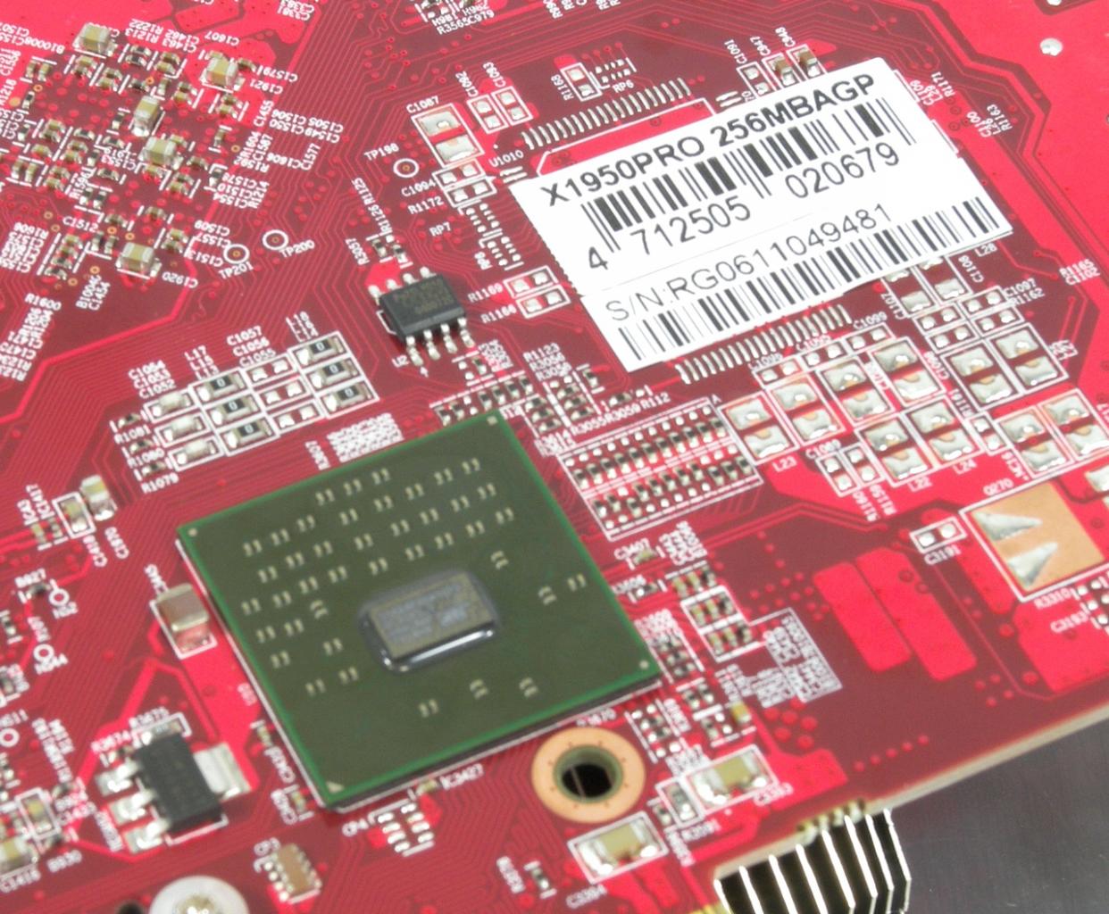 [13/07/2011] RV570: Einer der beliebtesten Chips der DX9-Ära kommt auf der X1950 Pro zum Einsatz, welche heutzutage sogar die Geforce 7950 GX2 knackt - vor allem in Kombination mit dem Arctic Cooling X2 ein flottes und leises Stück Hardware (im Bild: der Brückenchip Rialto, welcher bei den AGP-Modell verbaut wird)