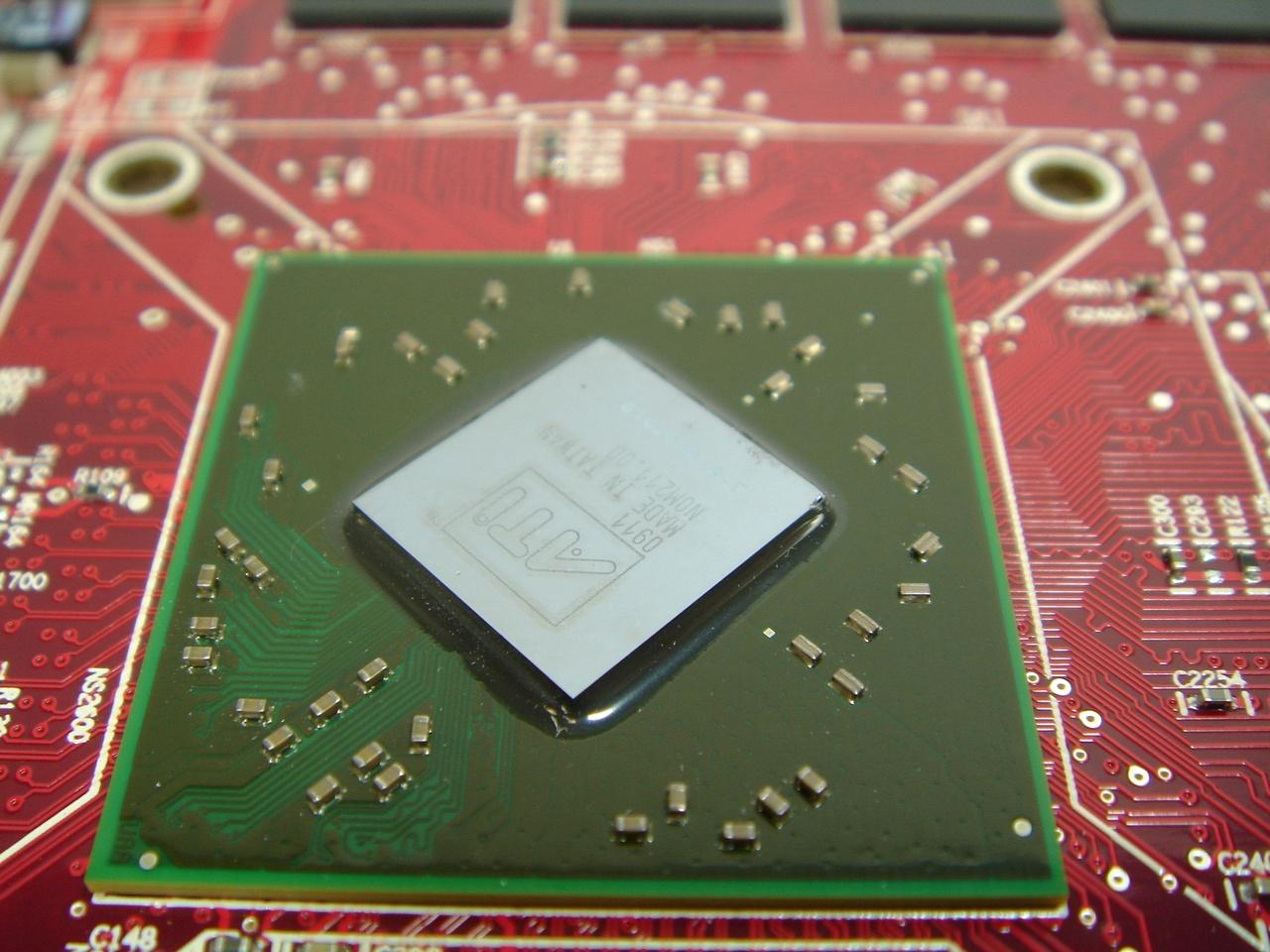 [13/07/2011] RV740: AMDs Testballon Radeon HD 4770 für den 40-Nanometer-Prozess ist zwar kaum erhältlich, liefert dem Team aber wertvolle Informationen die der später erscheinenden Radeon HD 5870 sehr gut tun werden