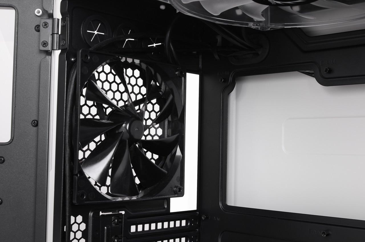 [30/07/2011] Thermaltake Level 10 GT: Snow White (23)