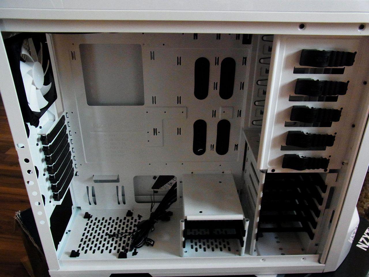 [08/07/2011] Casemod für PS-Freaks: Lamborghini trifft auf NZXT Phantom (3)