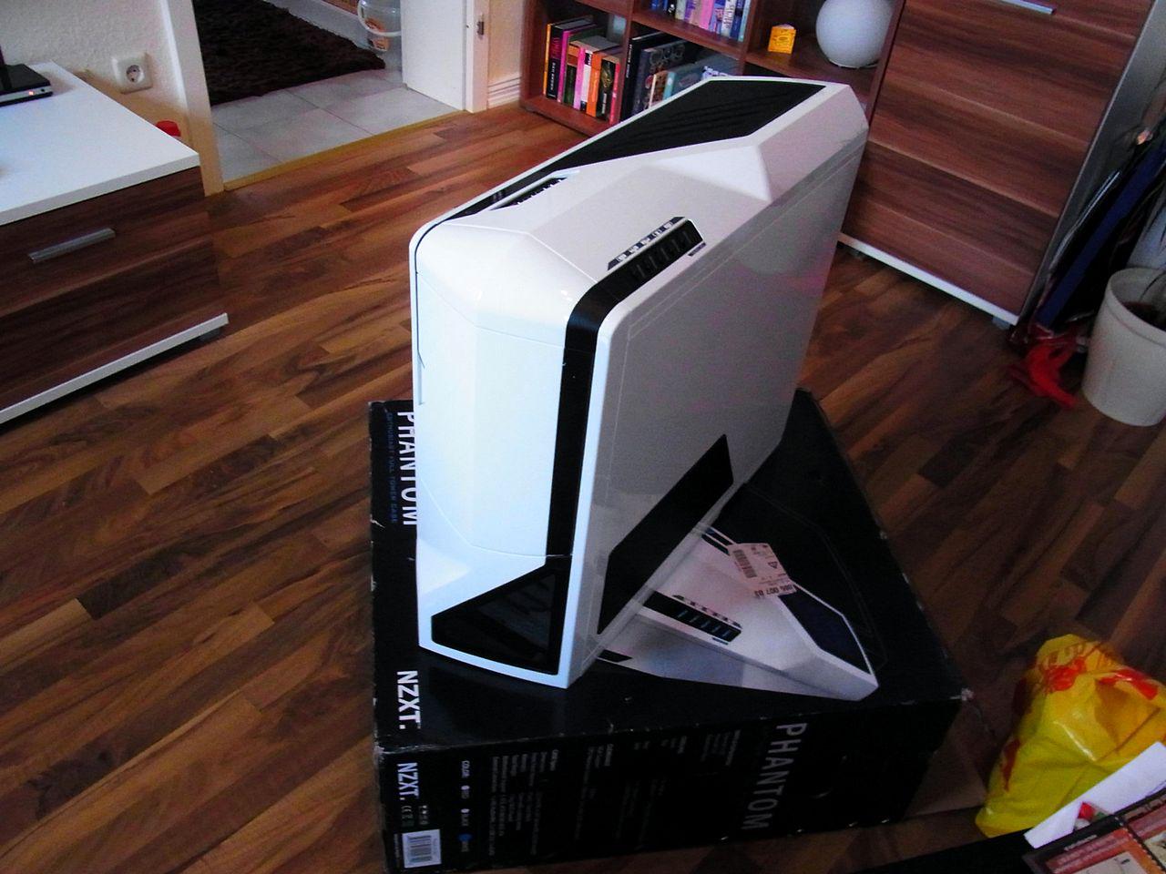 [08/07/2011] Casemod für PS-Freaks: Lamborghini trifft auf NZXT Phantom (4)