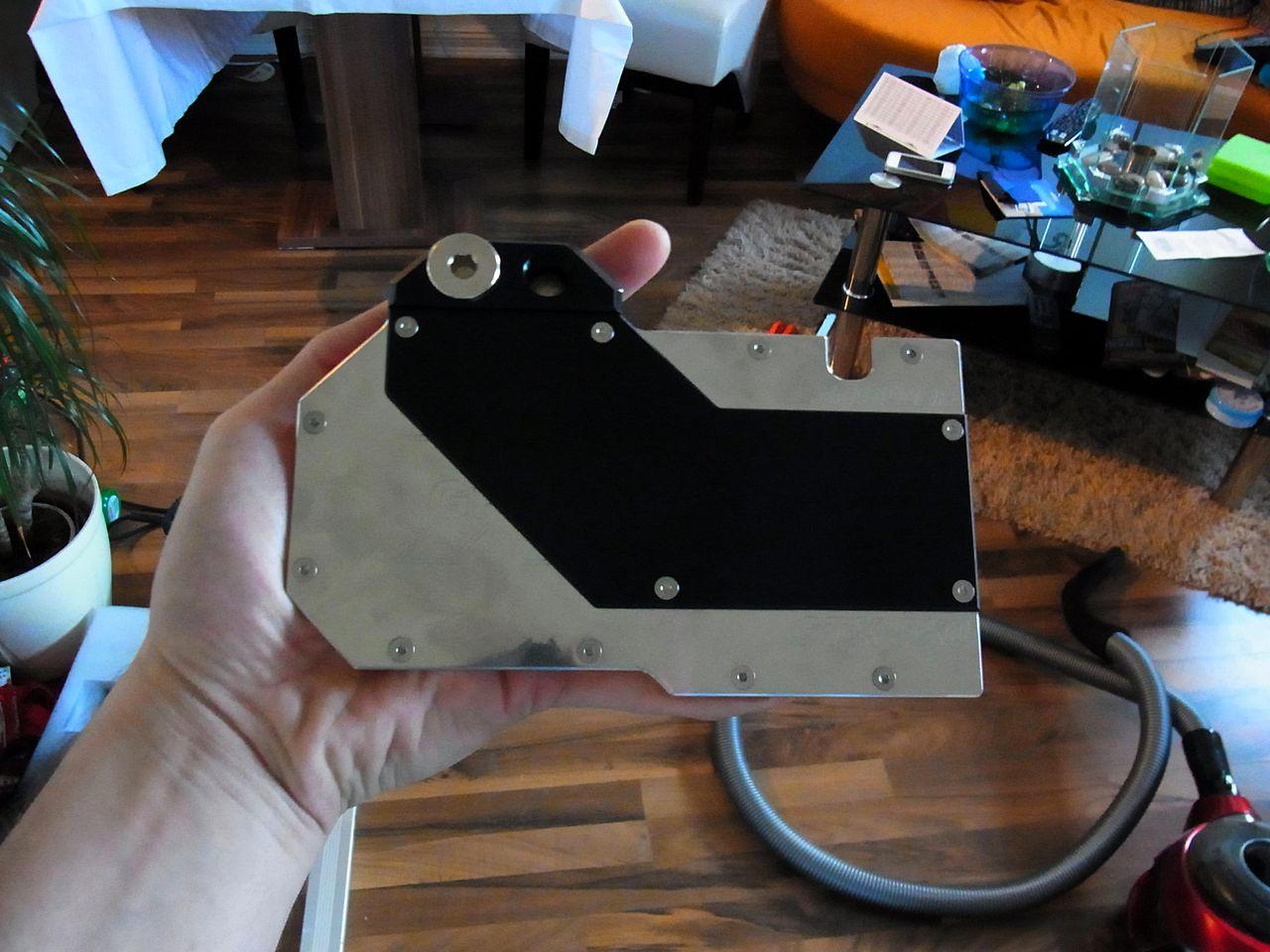 [08/07/2011] Casemod für PS-Freaks: Lamborghini trifft auf NZXT Phantom (17)