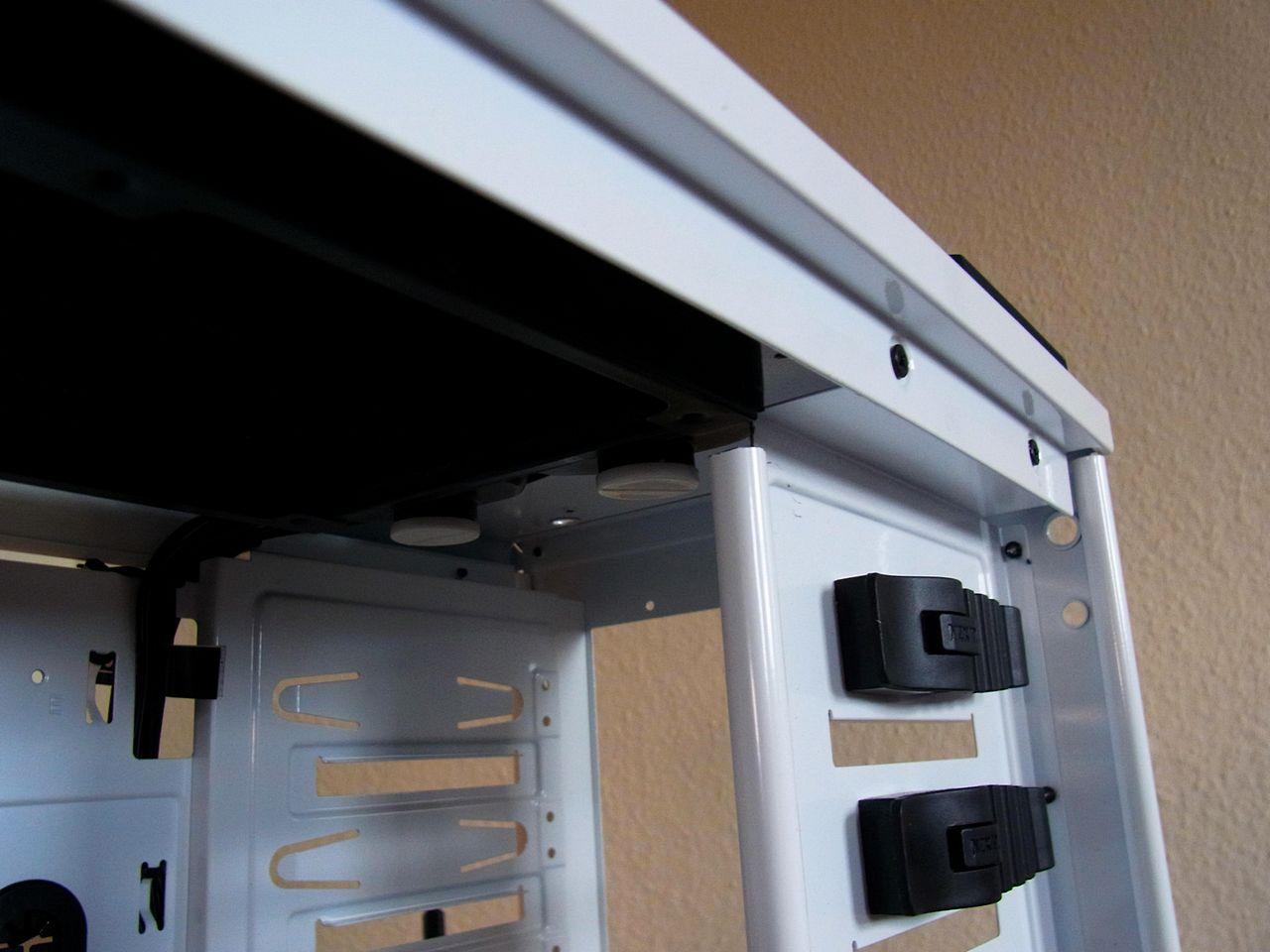 [08/07/2011] Casemod für PS-Freaks: Lamborghini trifft auf NZXT Phantom (18)