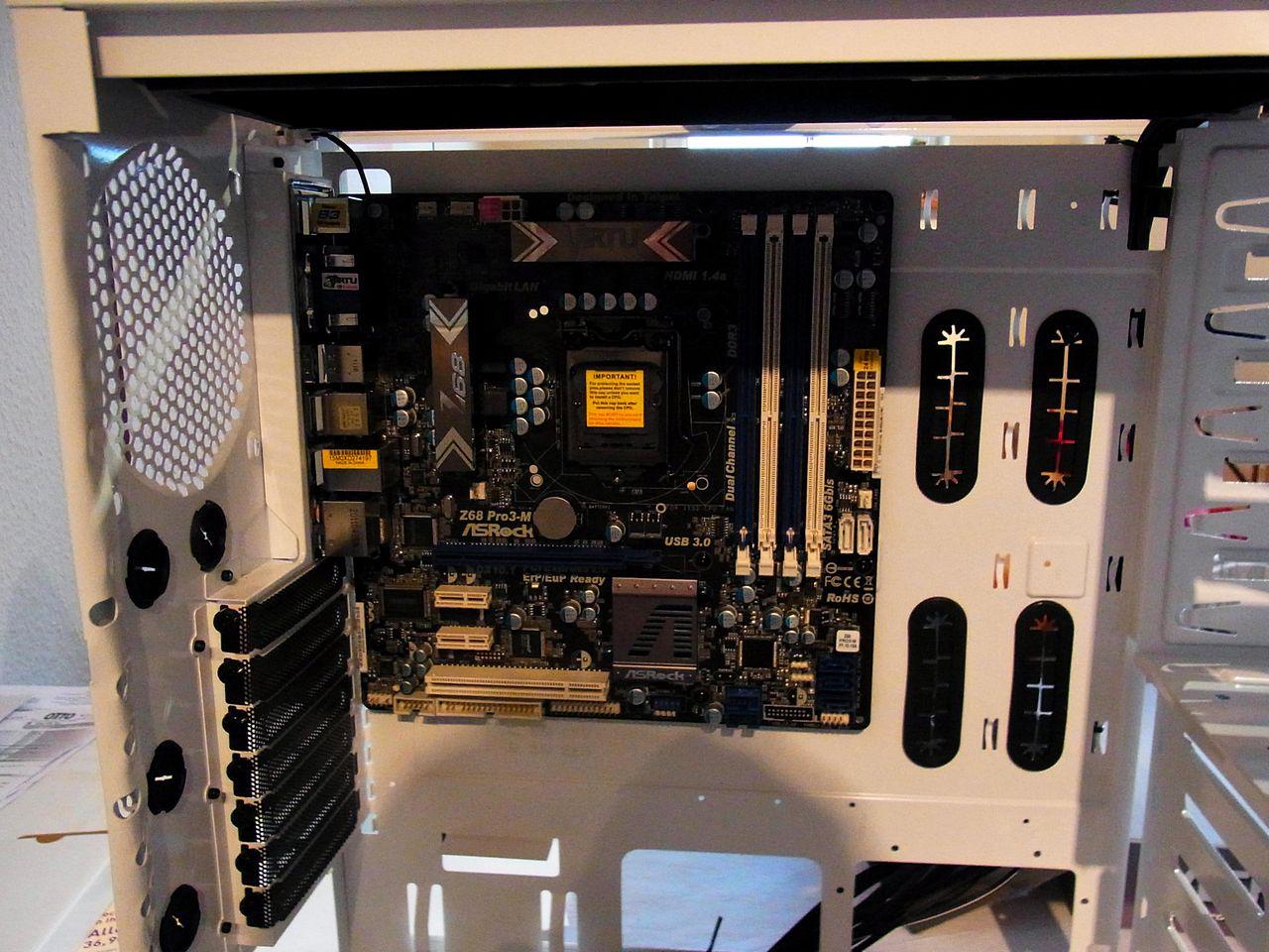 [08/07/2011] Casemod für PS-Freaks: Lamborghini trifft auf NZXT Phantom (21)