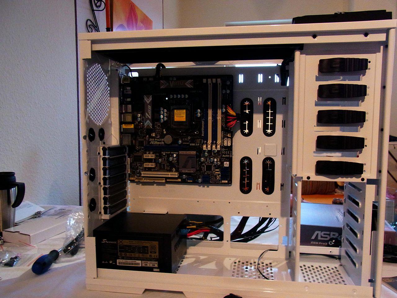 [08/07/2011] Casemod für PS-Freaks: Lamborghini trifft auf NZXT Phantom (23)