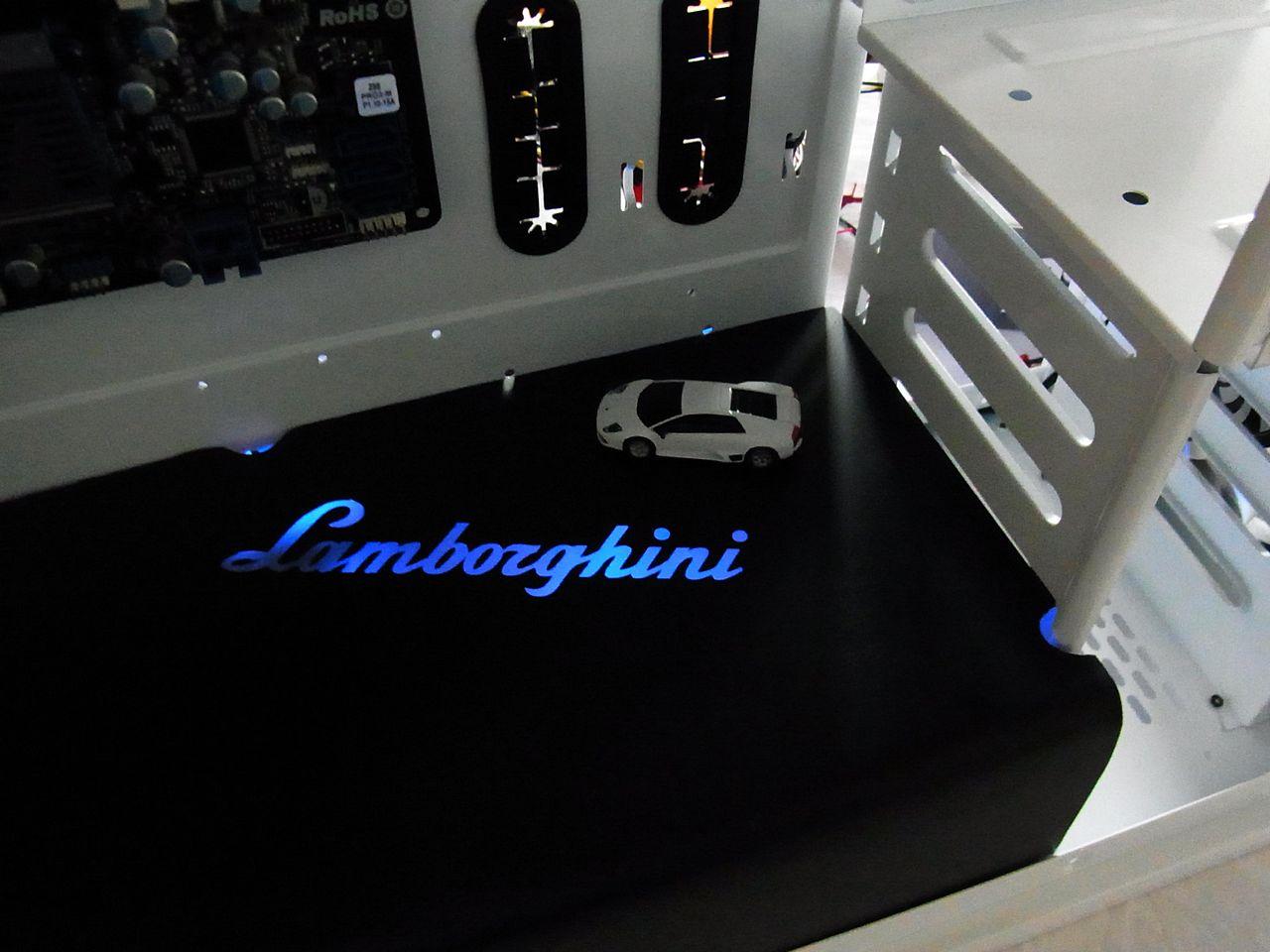 [08/07/2011] Casemod für PS-Freaks: Lamborghini trifft auf NZXT Phantom (24)