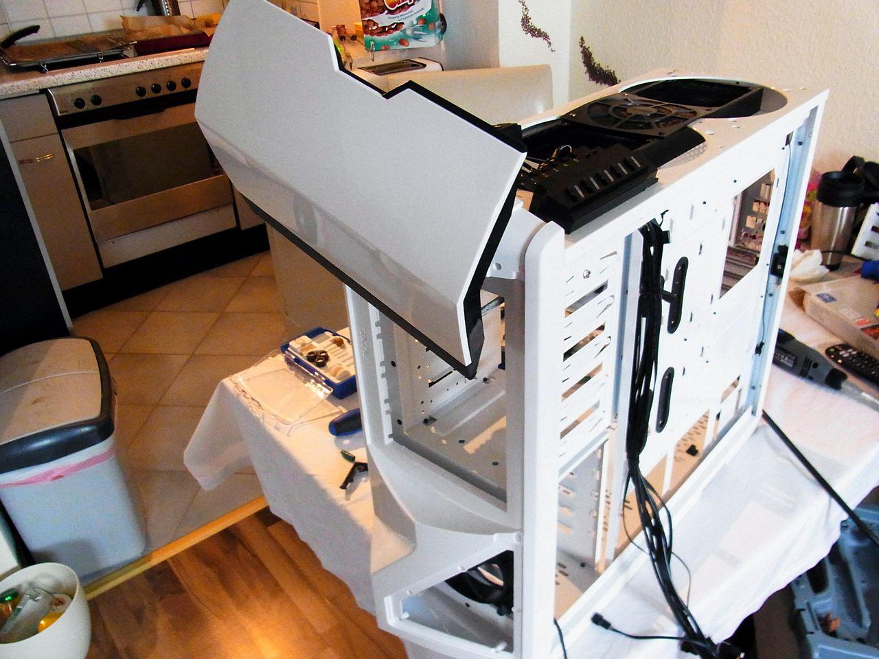 [08/07/2011] Casemod für PS-Freaks: Lamborghini trifft auf NZXT Phantom (27)