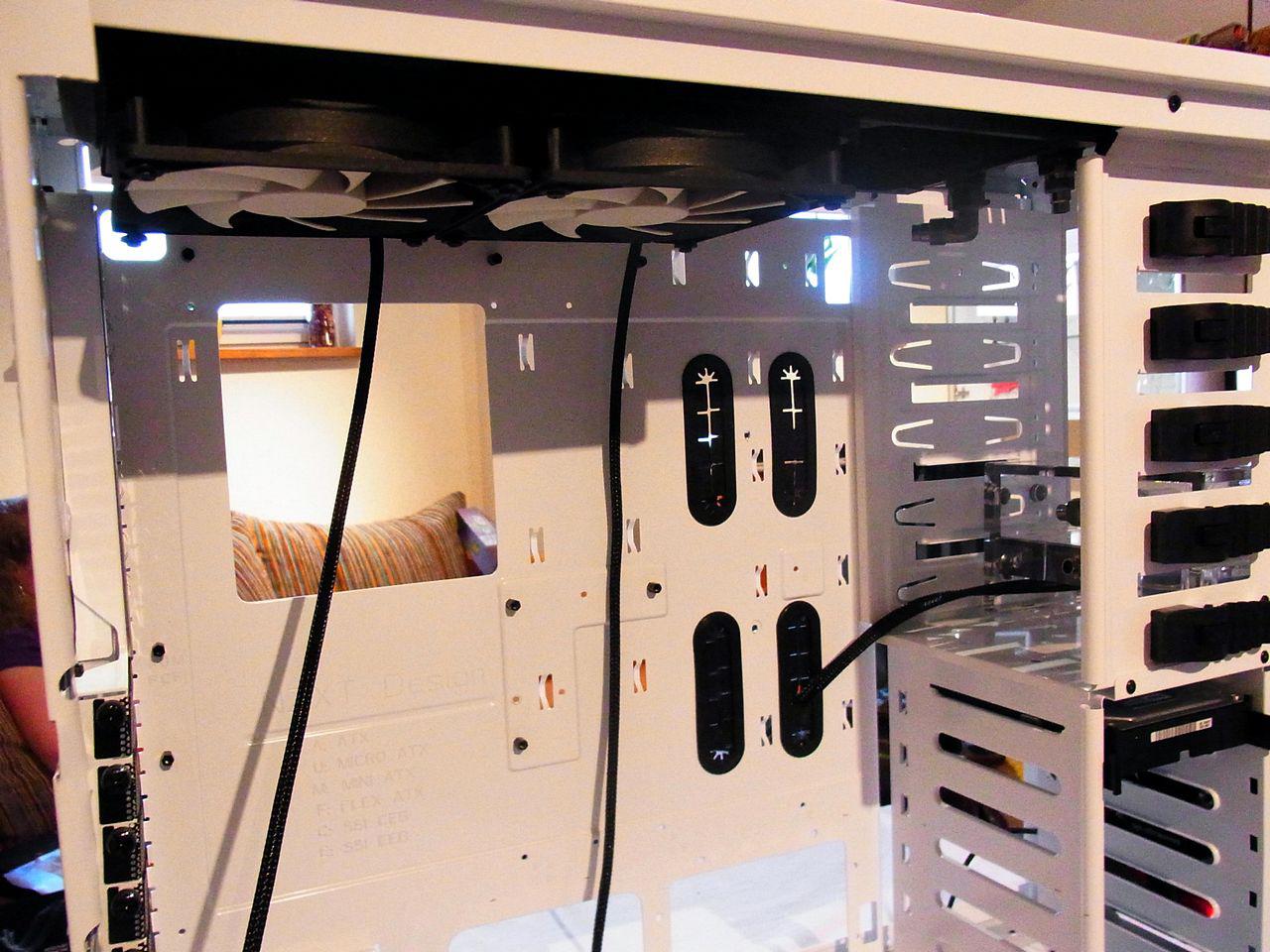 [08/07/2011] Casemod für PS-Freaks: Lamborghini trifft auf NZXT Phantom (38)