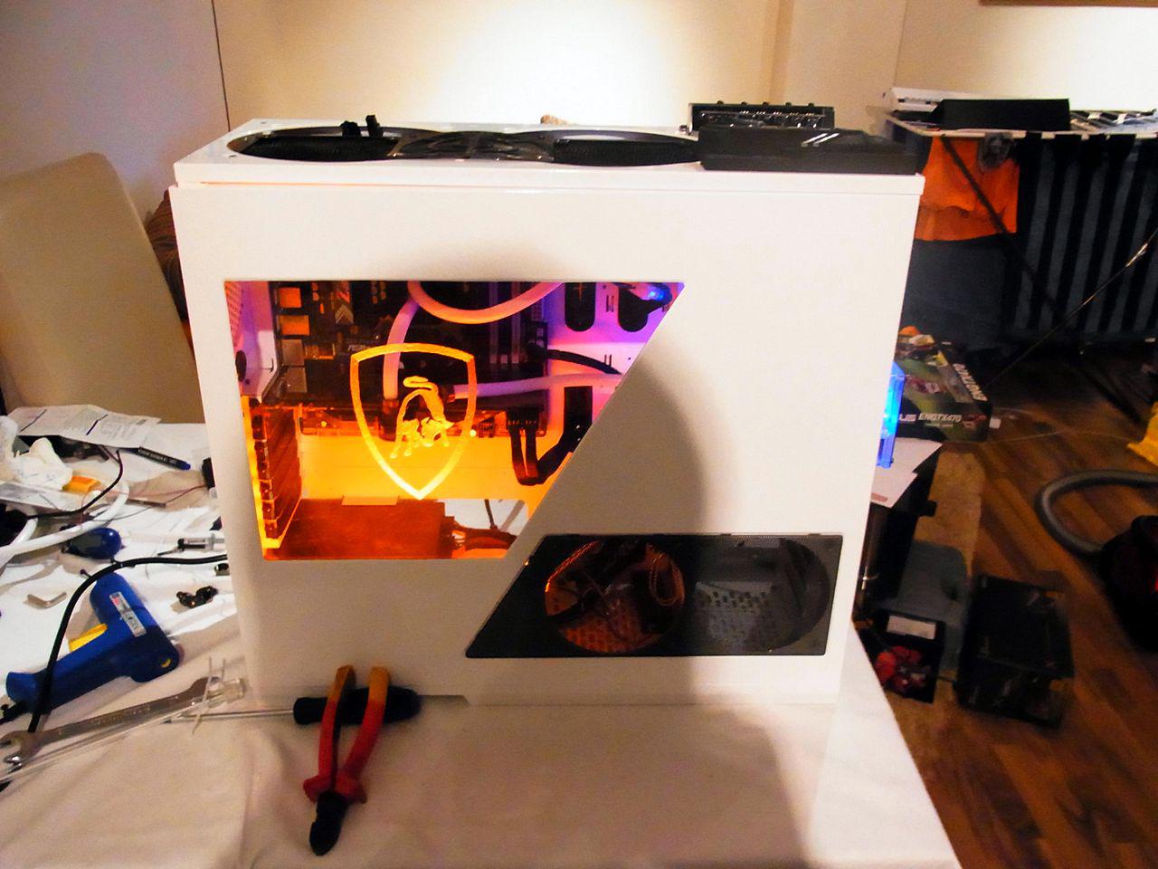 [08/07/2011] Casemod für PS-Freaks: Lamborghini trifft auf NZXT Phantom (42)