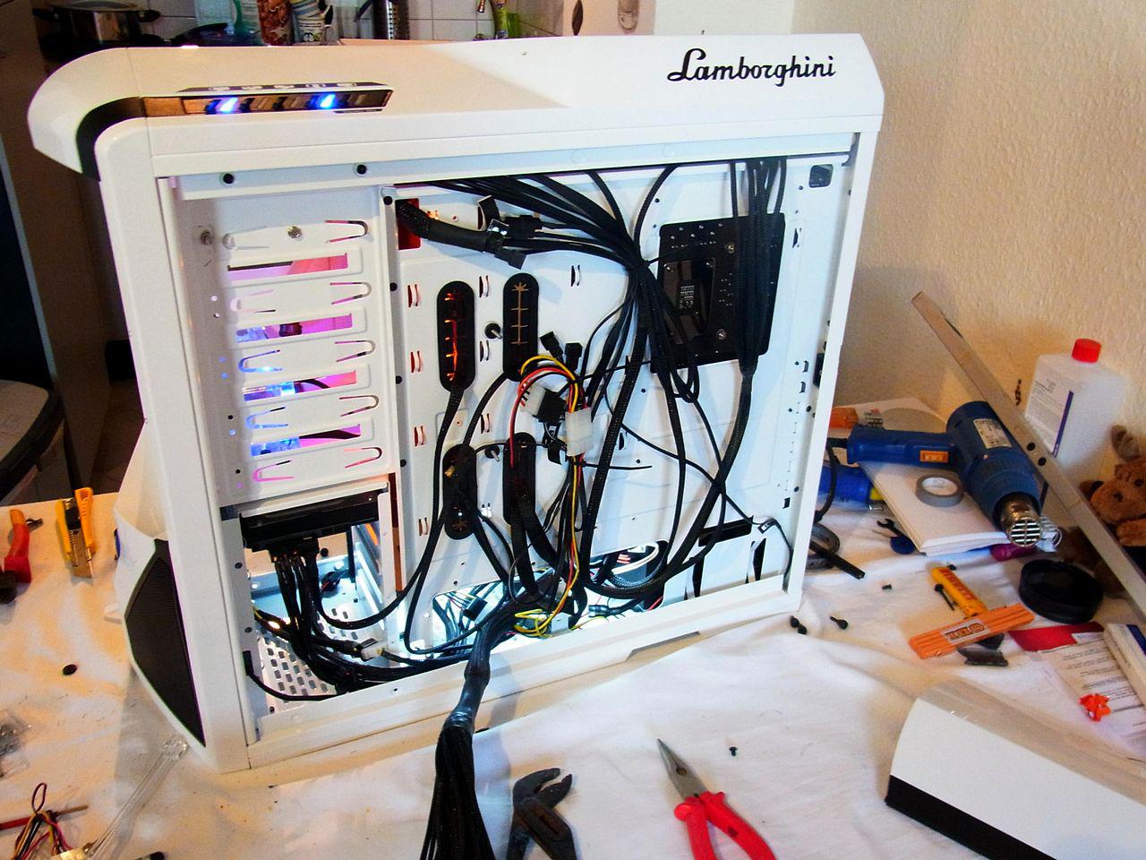 [08/07/2011] Casemod für PS-Freaks: Lamborghini trifft auf NZXT Phantom (46)