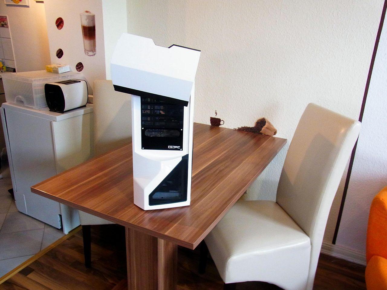 [08/07/2011] Casemod für PS-Freaks: Lamborghini trifft auf NZXT Phantom (60)