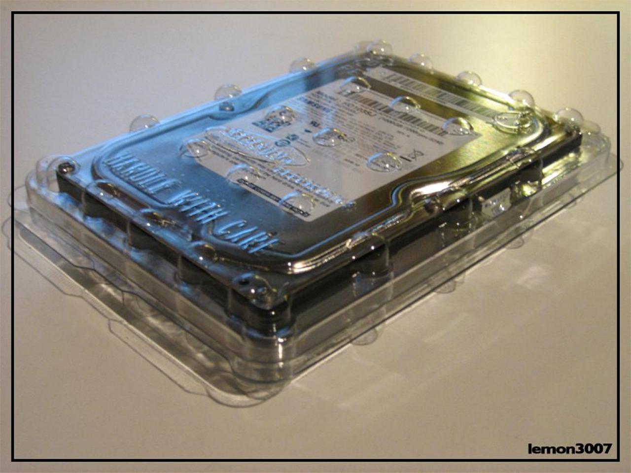 [01/07/2011] Grashüpfer-Casemod mit grünem Sleeve und Lochblech für das Mainboard (2)