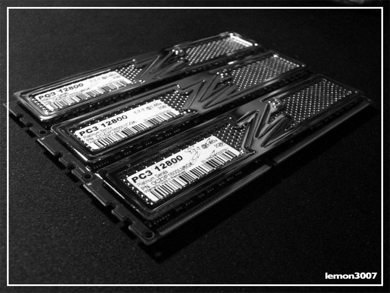 [01/07/2011] Grashüpfer-Casemod mit grünem Sleeve und Lochblech für das Mainboard (4)
