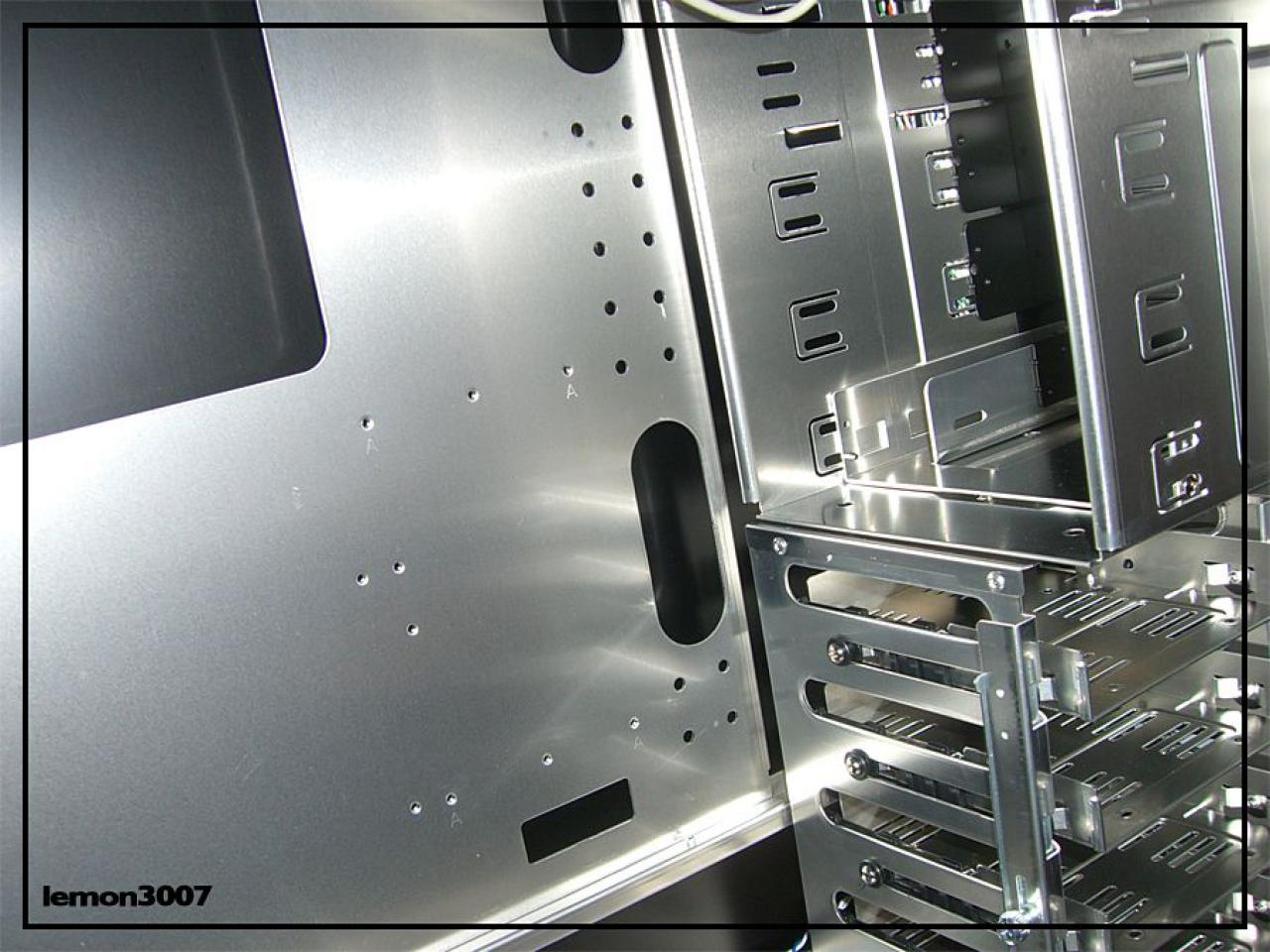 [01/07/2011] Grashüpfer-Casemod mit grünem Sleeve und Lochblech für das Mainboard (7)