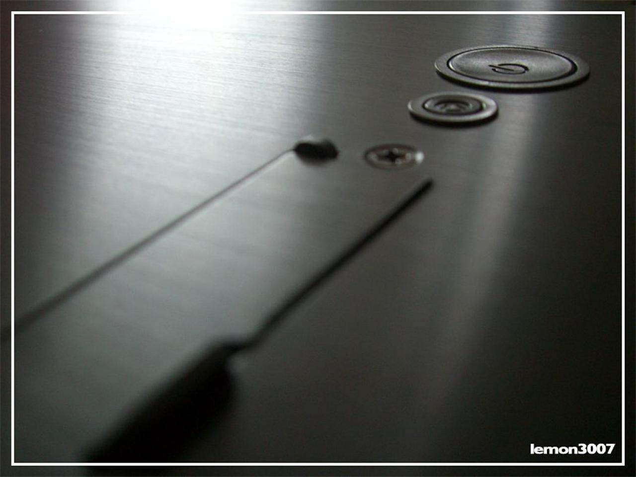 [01/07/2011] Grashüpfer-Casemod mit grünem Sleeve und Lochblech für das Mainboard (8)