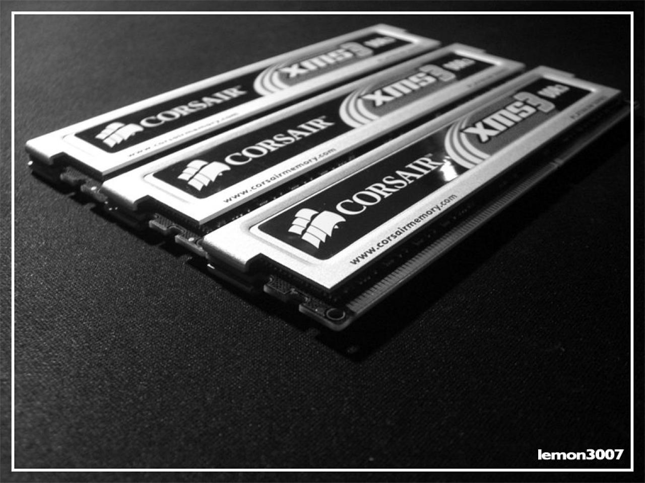 [01/07/2011] Grashüpfer-Casemod mit grünem Sleeve und Lochblech für das Mainboard (9)