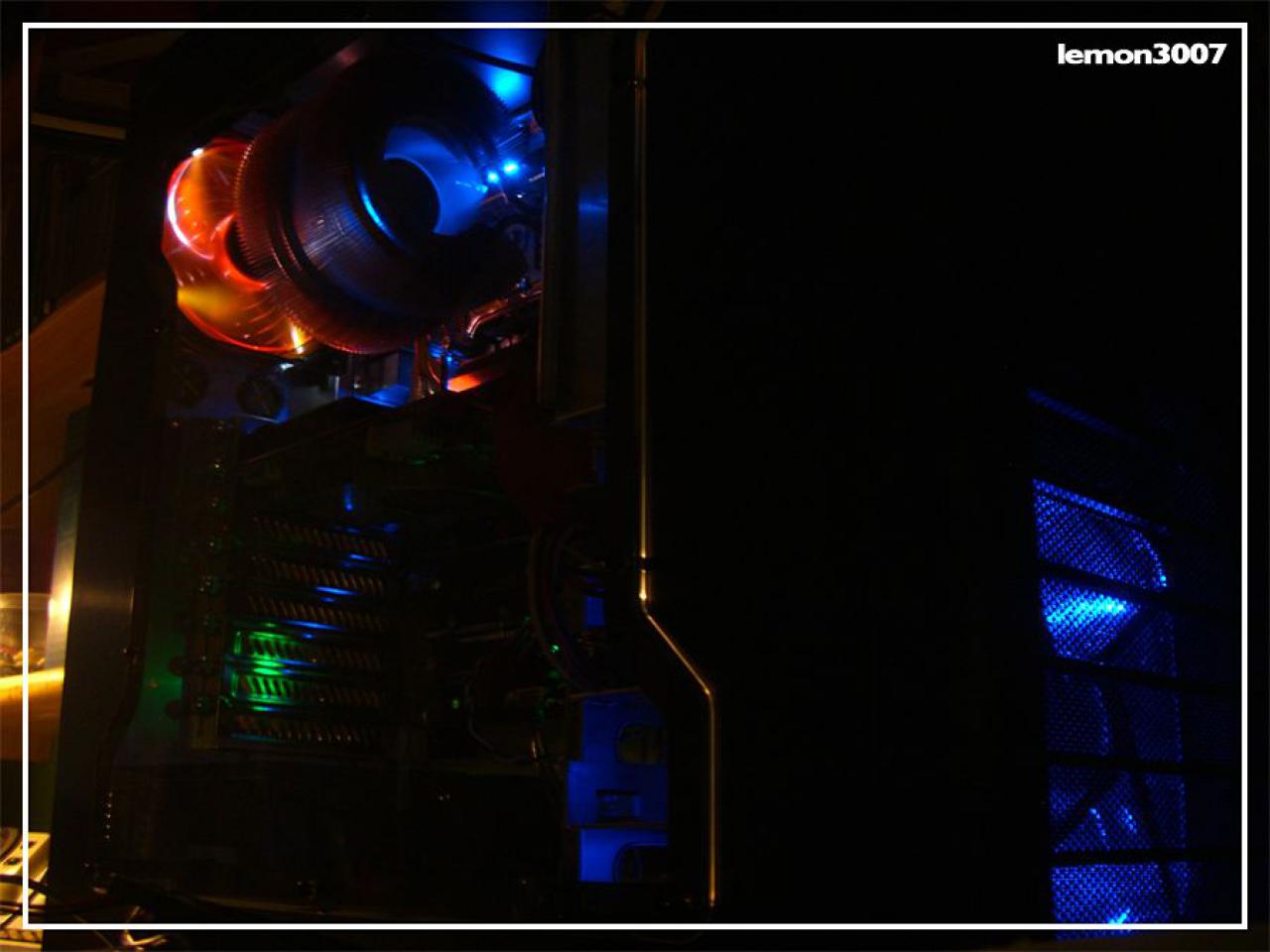 [01/07/2011] Grashüpfer-Casemod mit grünem Sleeve und Lochblech für das Mainboard (10)