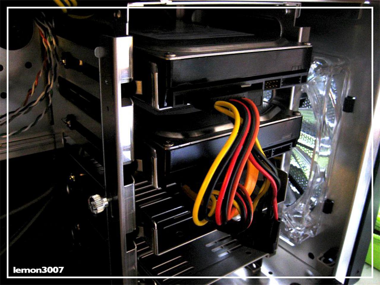 [01/07/2011] Grashüpfer-Casemod mit grünem Sleeve und Lochblech für das Mainboard (15)