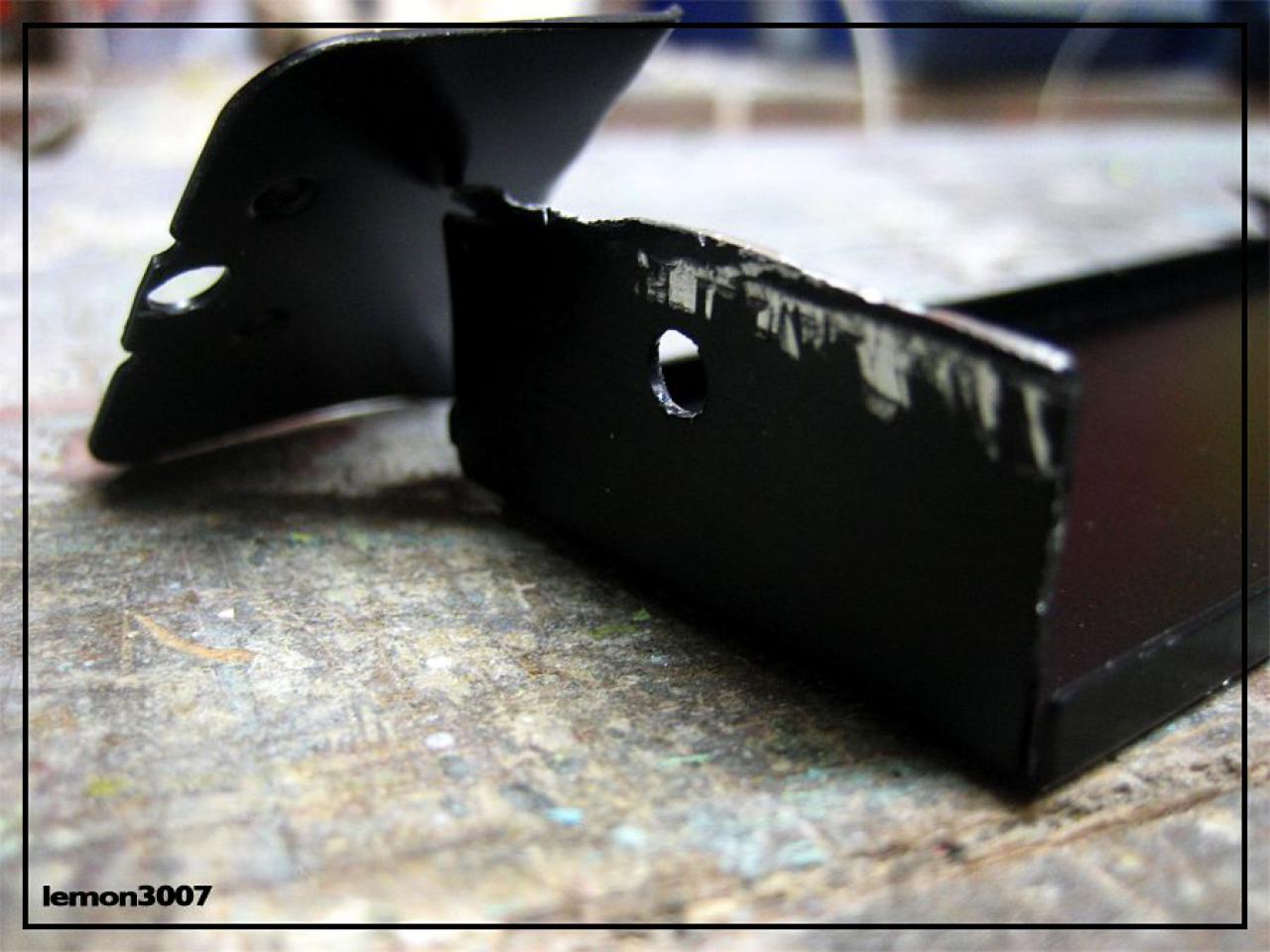 [01/07/2011] Grashüpfer-Casemod mit grünem Sleeve und Lochblech für das Mainboard (16)