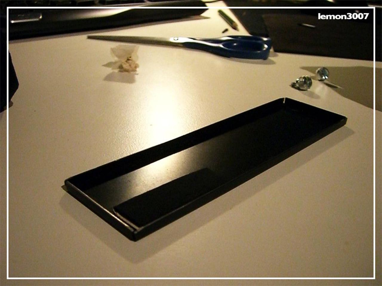 [01/07/2011] Grashüpfer-Casemod mit grünem Sleeve und Lochblech für das Mainboard (20)