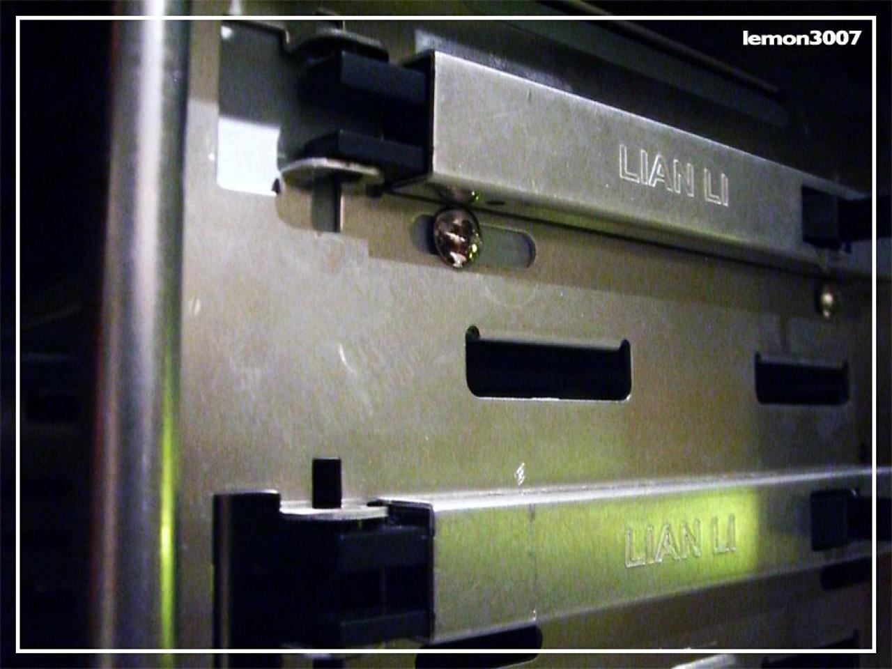 [01/07/2011] Grashüpfer-Casemod mit grünem Sleeve und Lochblech für das Mainboard (21)