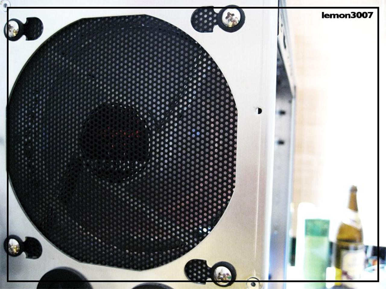 [01/07/2011] Grashüpfer-Casemod mit grünem Sleeve und Lochblech für das Mainboard (31)